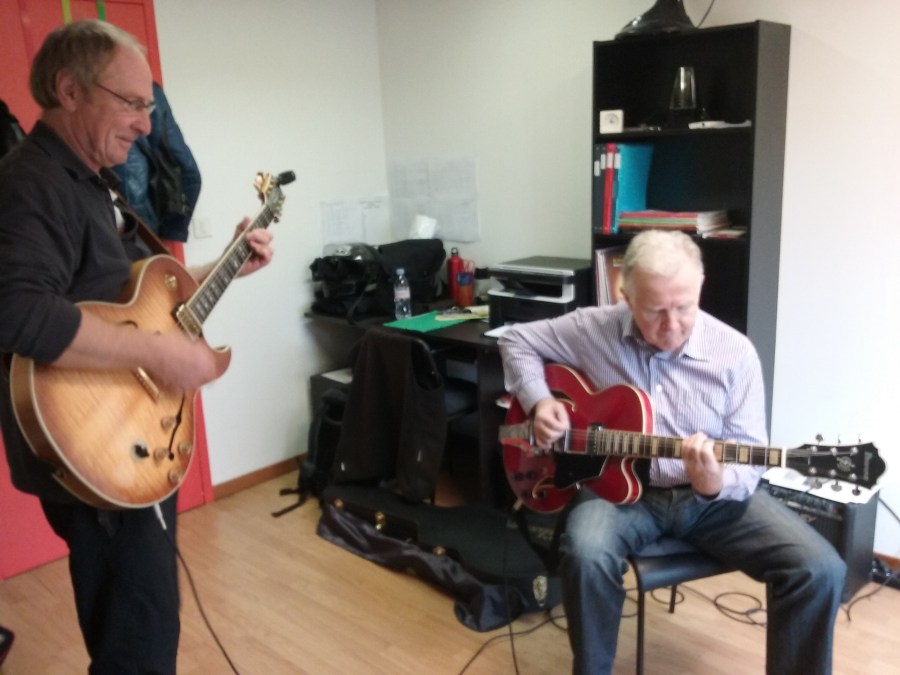 Duo de deux élèves de guitare électrique jouant un blues