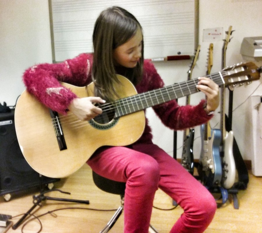 Elève travaillant un accompagnement Jazz à la guitare