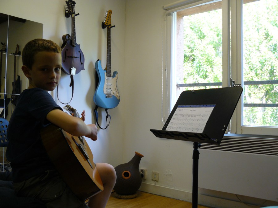 Elève de guitare classique lors d'un cours