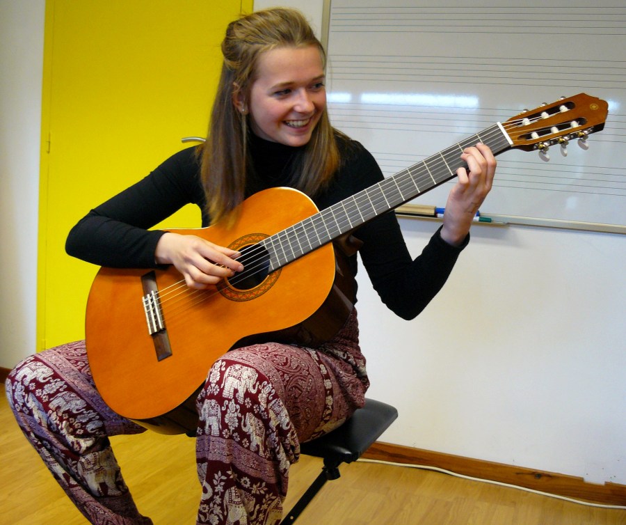 Elève travaillant la guitare classique
