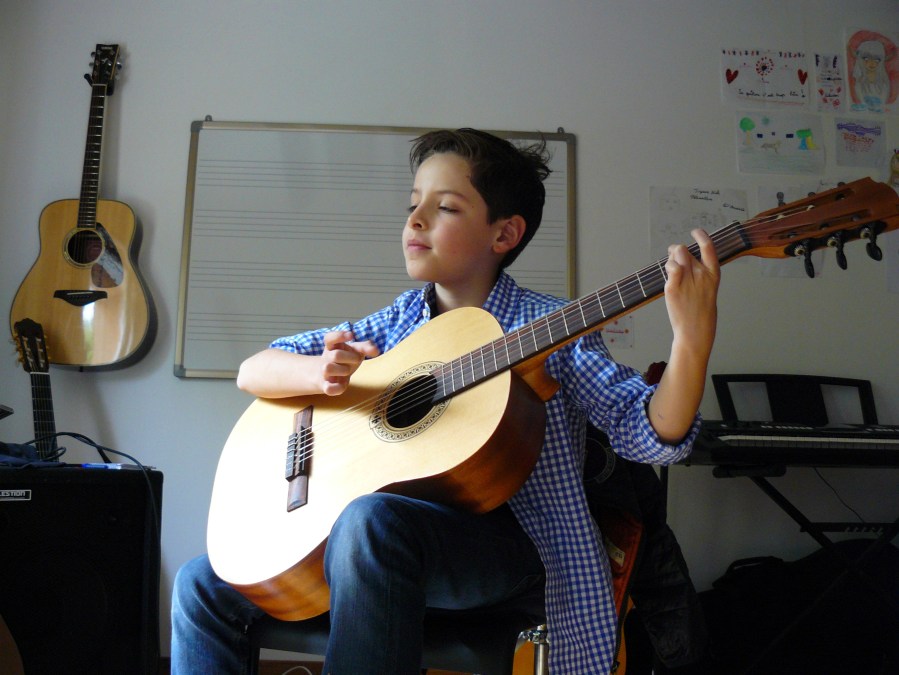 Elève en cours de guitare classique