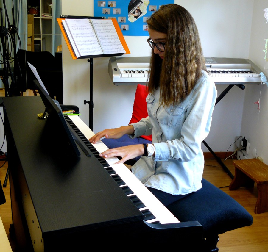 Elève prenant un cours de piano