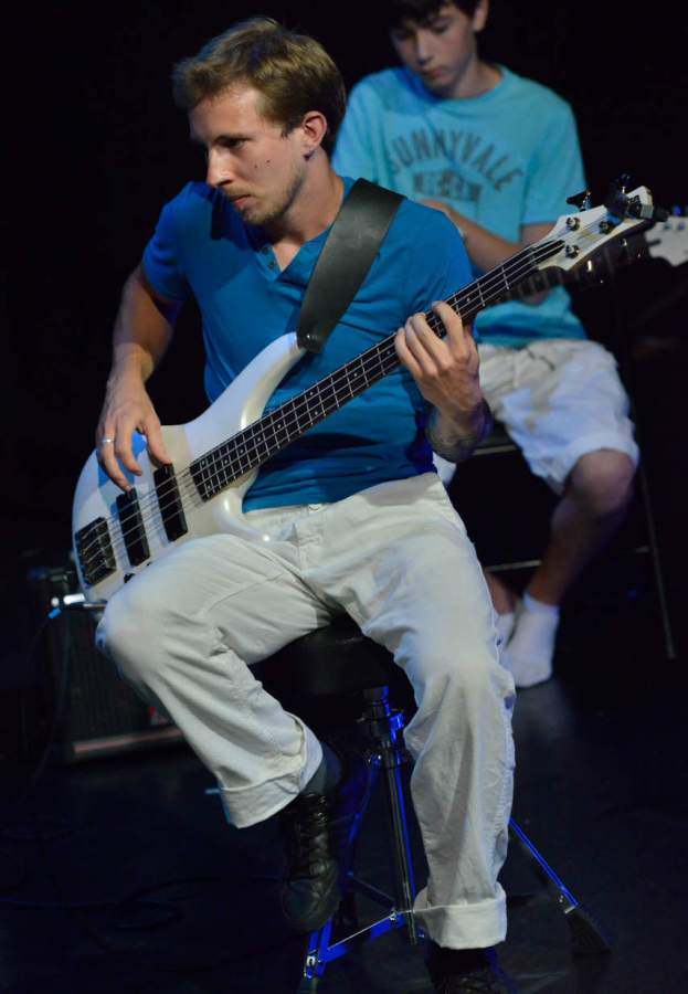 Bassiste en spectacle